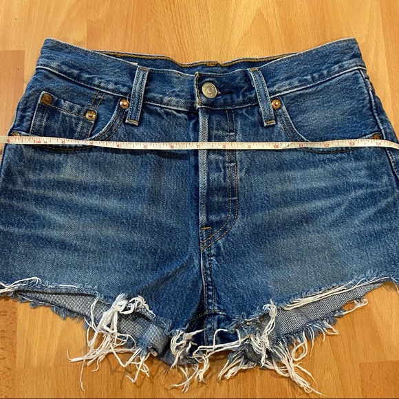 NWOT Aritzia Levi’s 501 Shorts Indigo Avenue Sz.23 - Picture 12 of 13